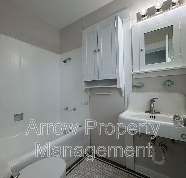 2121 Washington St #4 — Photo 6