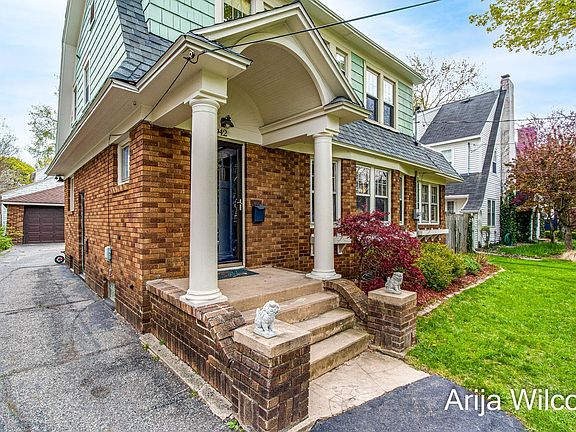 2nd image of 942 Maxwell Ave SE