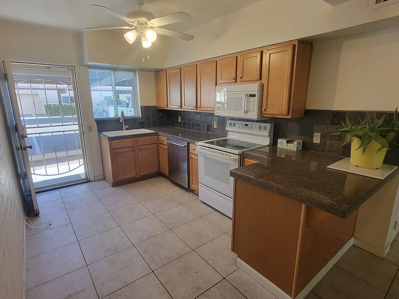 2 bed, 868 sqft, $1,450 — Photo 2