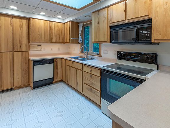 3rd image of 348 Annette Ct