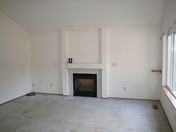 5th image of 120 Lippert Dr W
