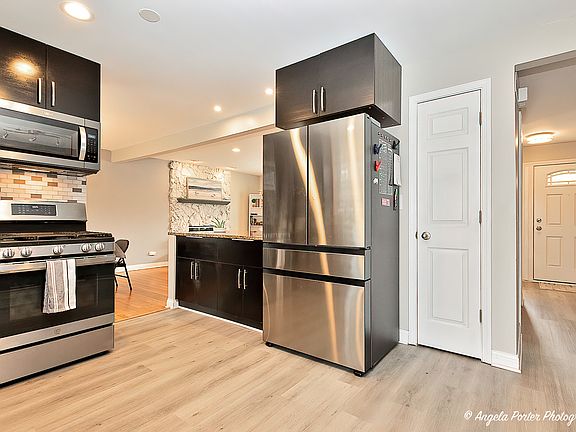 5th image of 406 N Waterman Ave