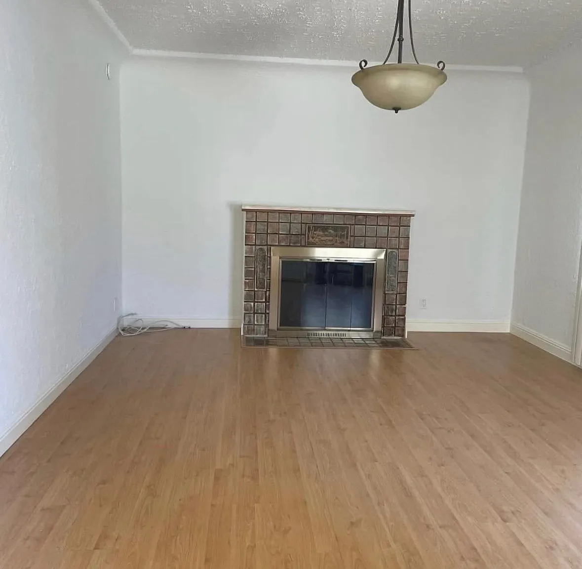 1140 Spazier Ave — Photo 2