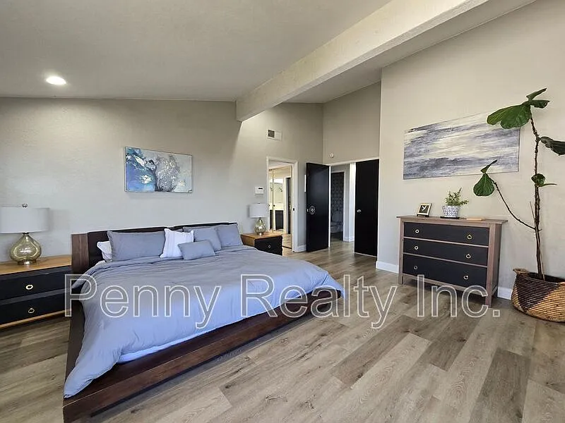 5 bed, 2.0 bath, 3390 sqft, $5,995 — Photo 3