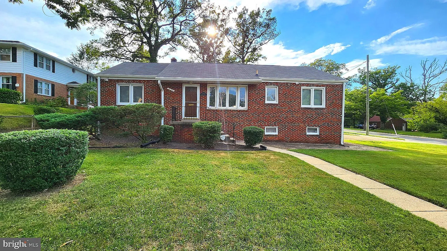 5 bed, 2200 sqft, $3,950 — Photo 1