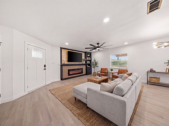 3rd image of 303 Saffron Cir