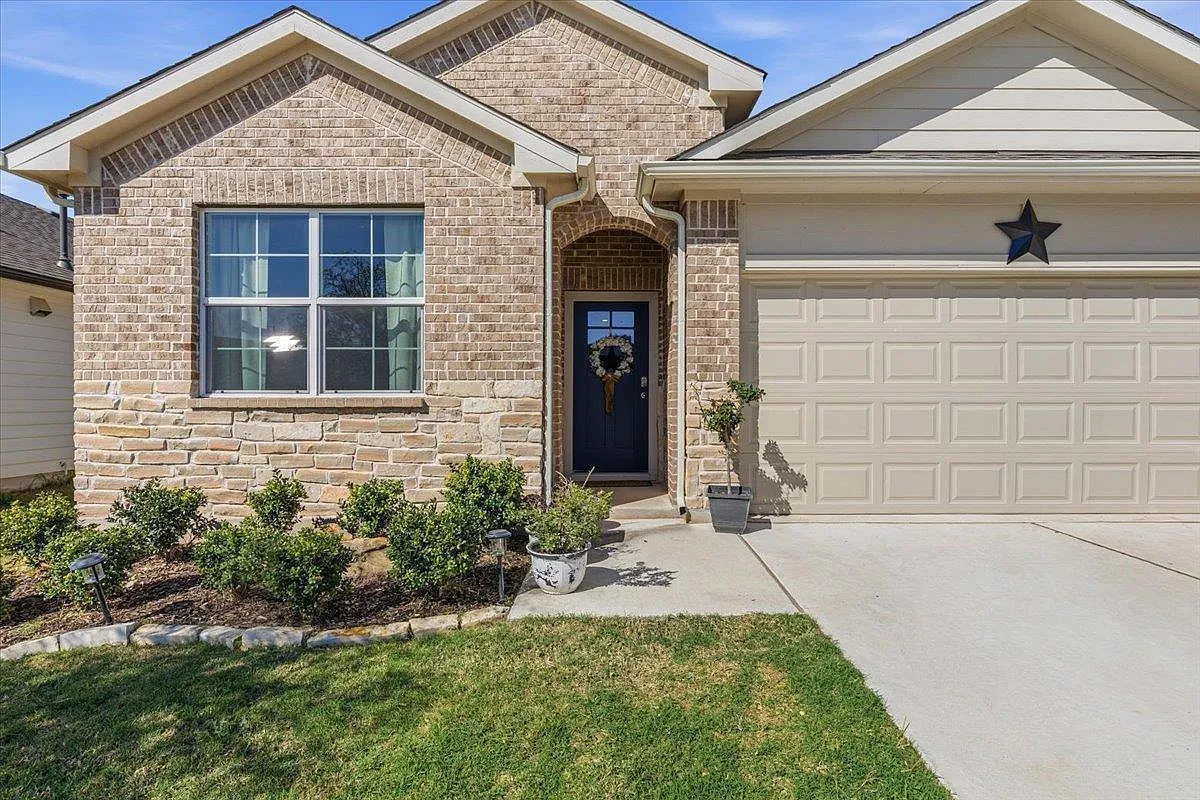 4 bed, 2.0 bath, 1868 sqft, $2,150 — Photo 3