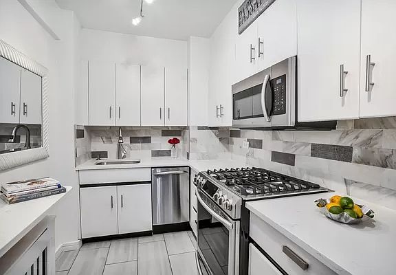 3rd image of 301 E 48th St APT 4J