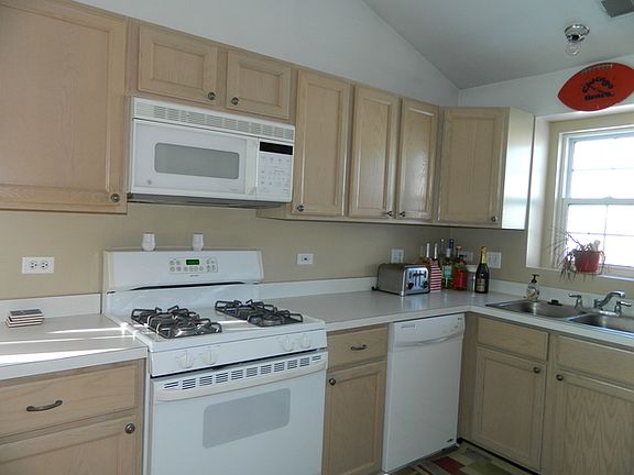 2nd image of 1735 Autumn Ave Unit D