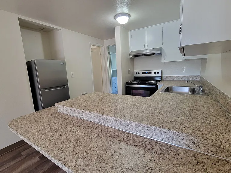 451-Hyacinth Apartments — Photo 5