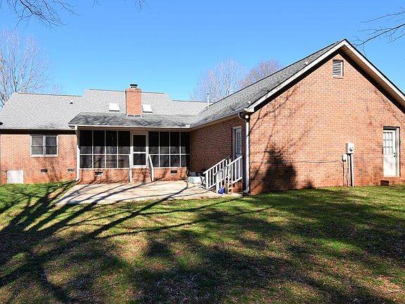 3rd image of 209 Heathwood Dr
