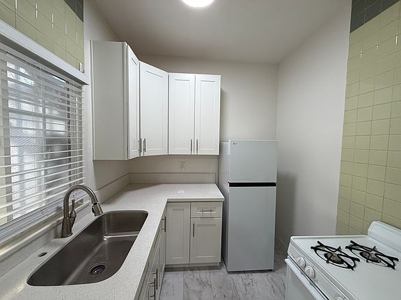 5th image of 737 Crenshaw Blvd #4