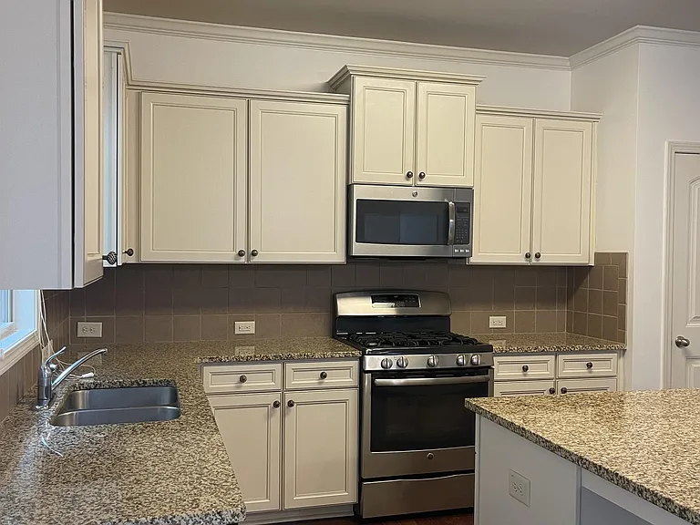765 Westmoreland Ln — Photo 12