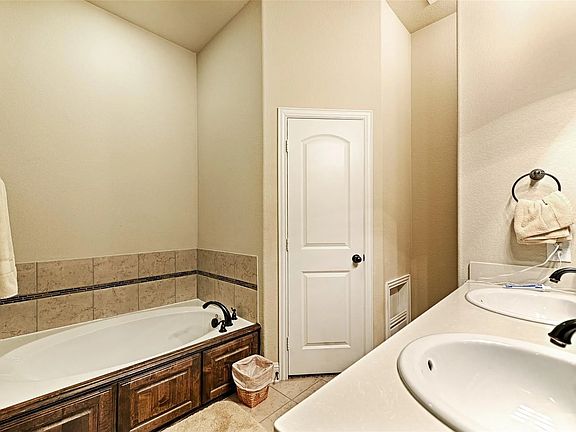 5th image of 4402 Oak Bluff Dr