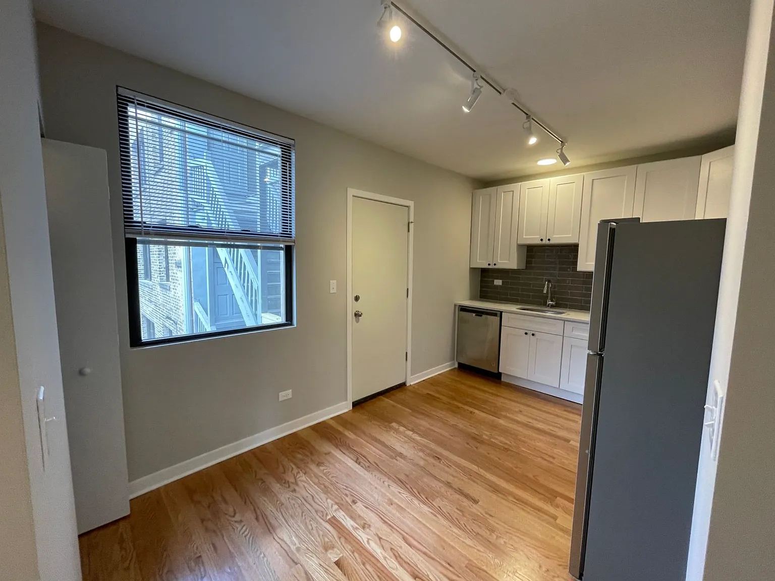 5454 N Sawyer Ave — Photo 2