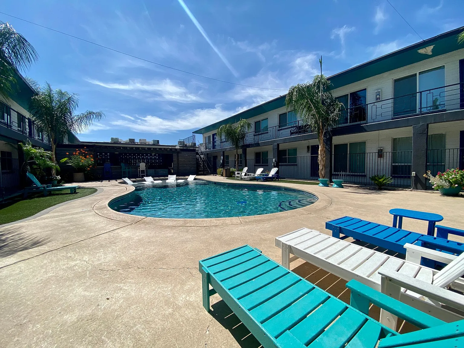 1 and 2 Bedrooms Great Location with Community Pool and Onsite Laundry! 1/2 of Mile from U of A — Photo 3