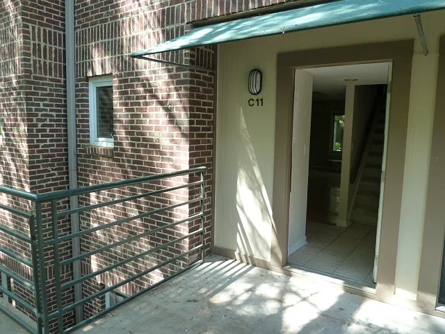 Sleek, Stylish 2br 2ba upper level condo in Chancellor Square, walking distance to Campus, downtown! — Photo 4