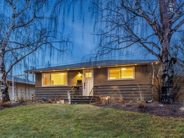 47 SE Heston St NW, Calgary, AB T2K 2C3