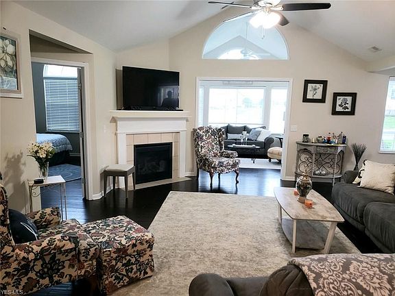 3rd image of 1913 Woods Dr