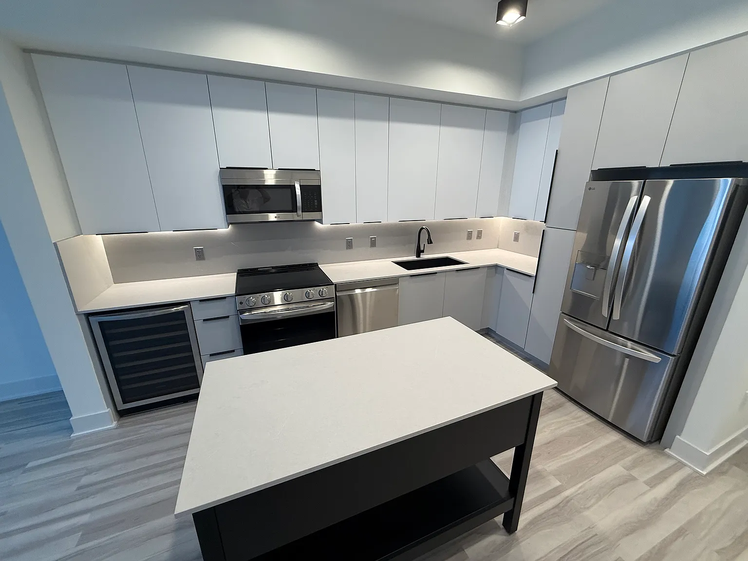 1 bed, 763 sqft, $2,450 — Photo 2