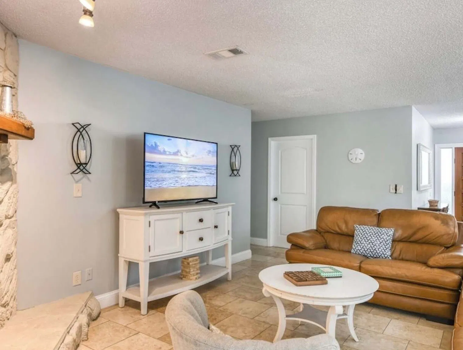 4 bed, 2.0 bath, 2163 sqft, $8,151 — Photo 3