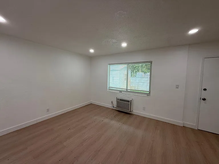 1927 Roosevelt St #8A — Photo 6