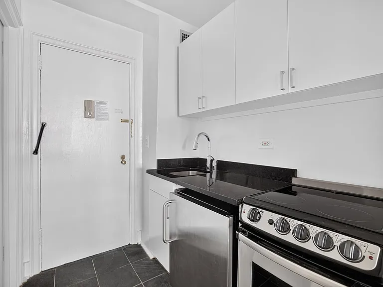 310 E 44th St #822 — Photo 3