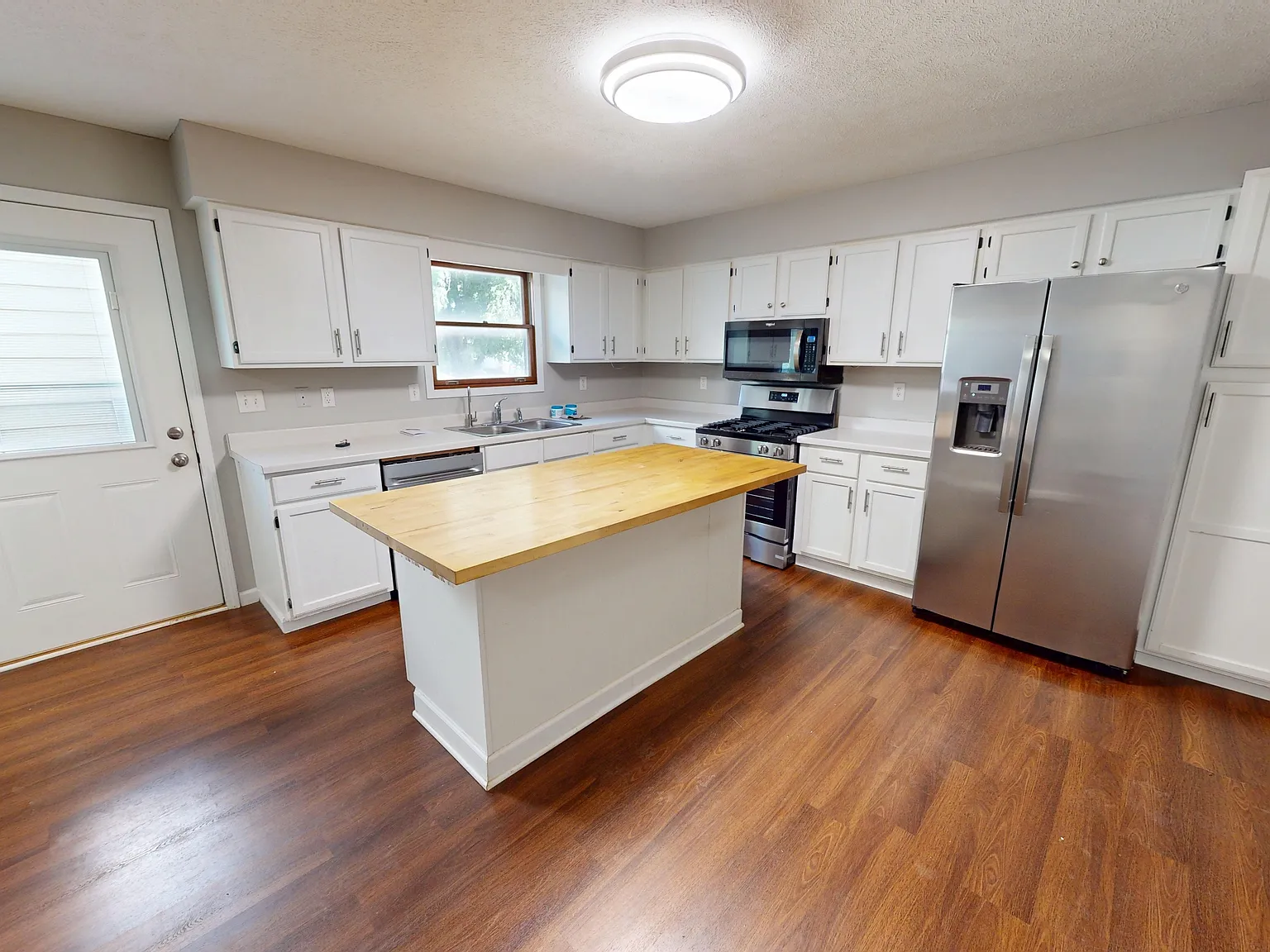 1195 / 142 E Lincoln Hwy, Waterman - 1 — Photo 2
