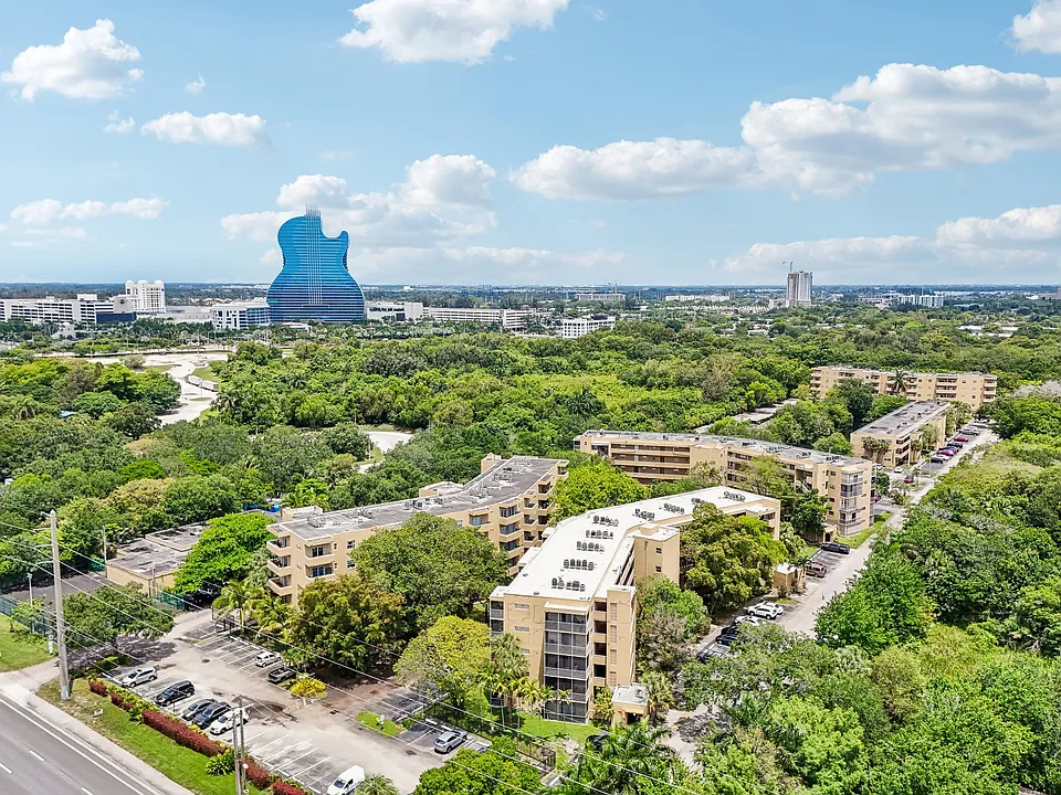 The Oaks Condominium
