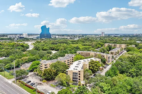 The Oaks Condominium Photo 1