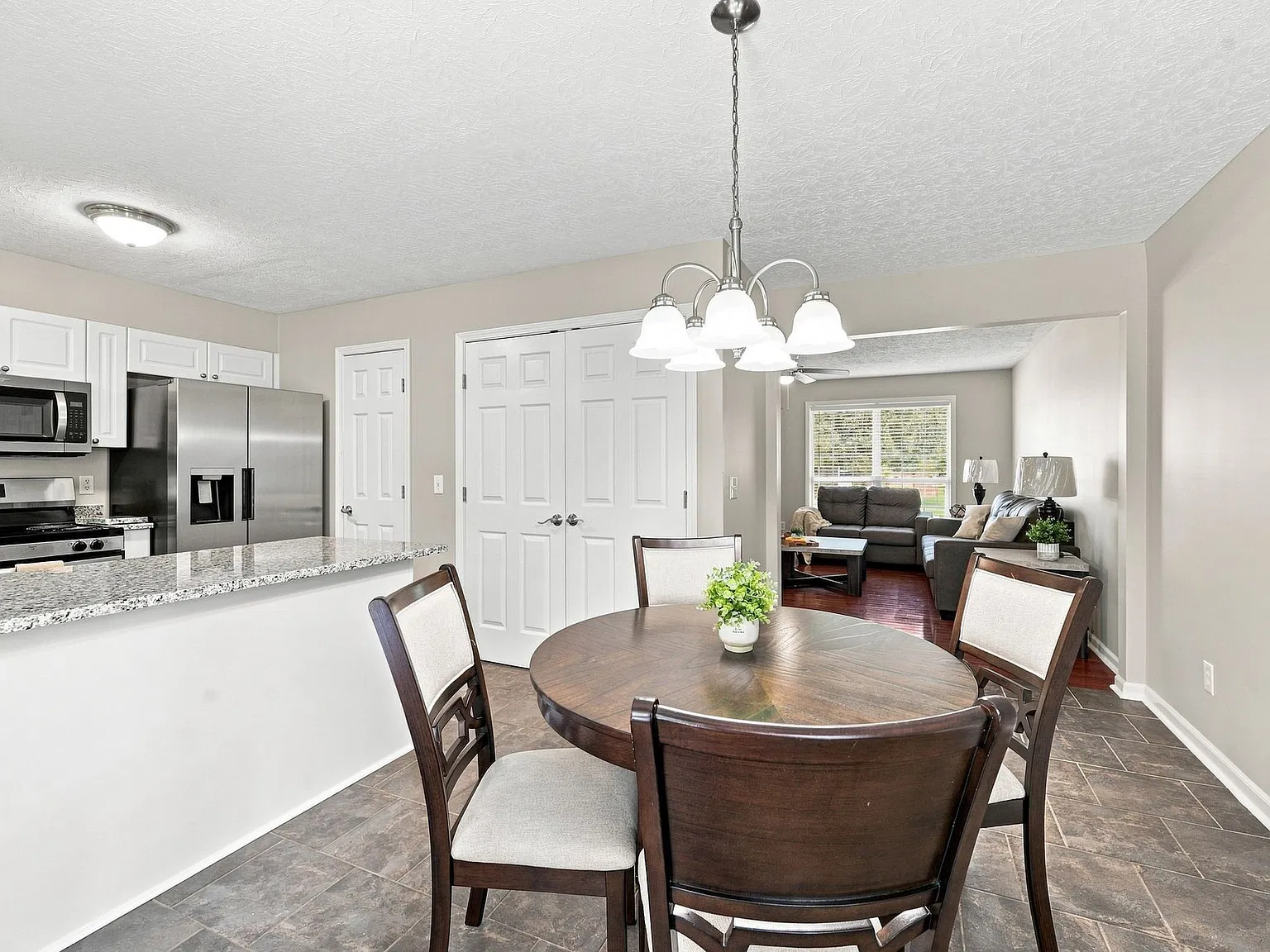 3 bed, 2.0 bath, 1457 sqft, $2,295 — Photo 3