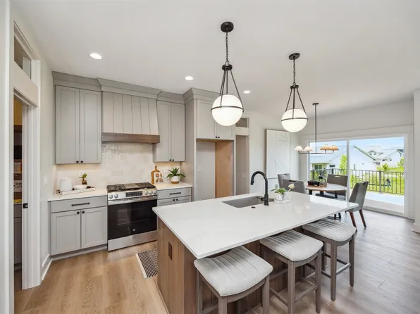 16315 Northpark Dr, Urbandale, IA 50323