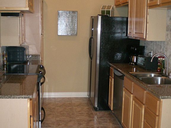Kitchen w/granite & tumbled marble
