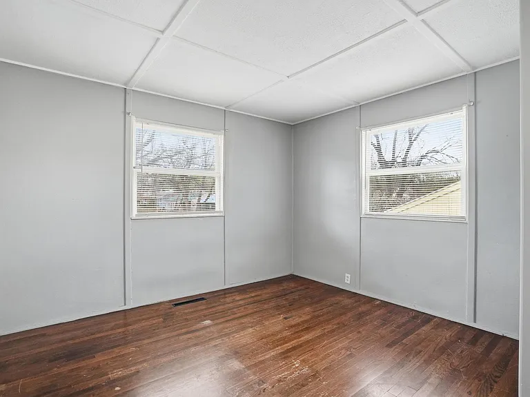 1108 NE 46th Ter — Photo 11