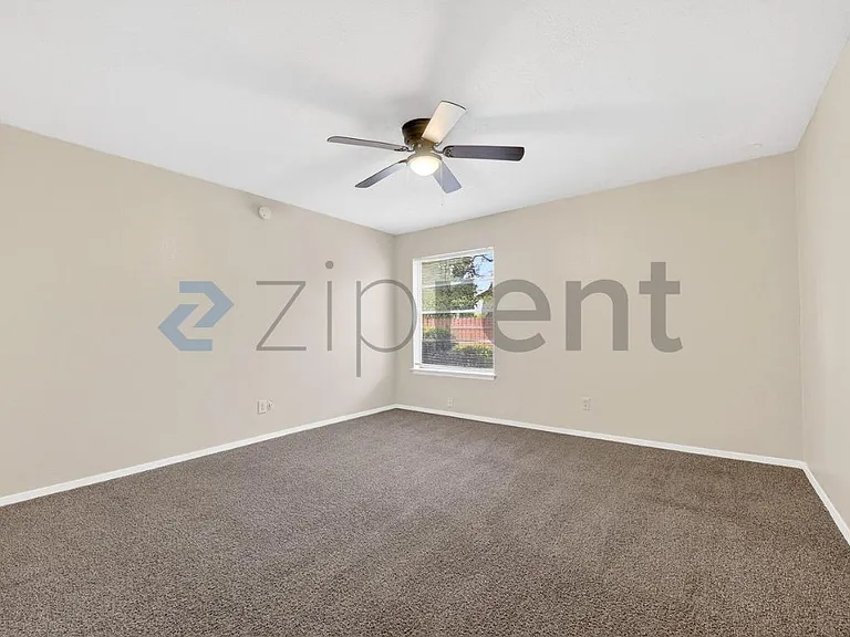 3225 Crites St #102 — Photo 18