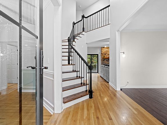 3rd image of 133 Dartmoore Dr