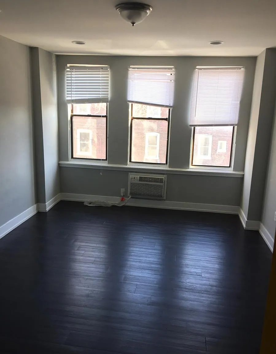 Studio, $800 — Photo 2