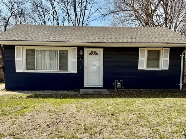 902 N 9th St, Wathena, KS 66090