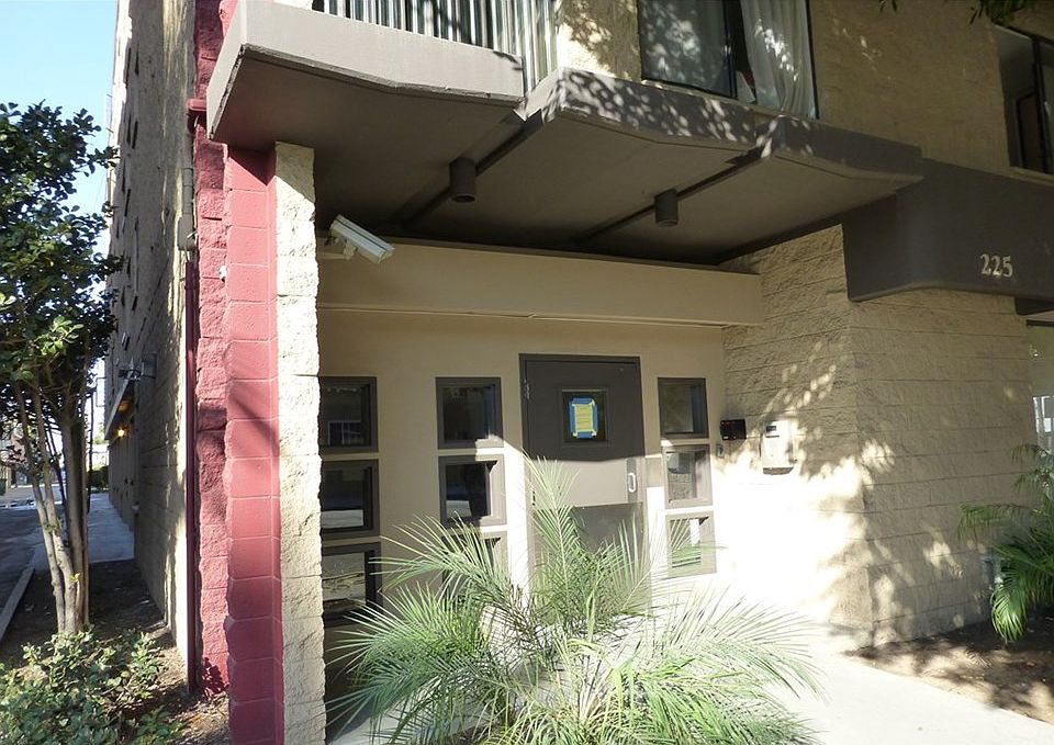 1st image of 225 W 6th St APT 313