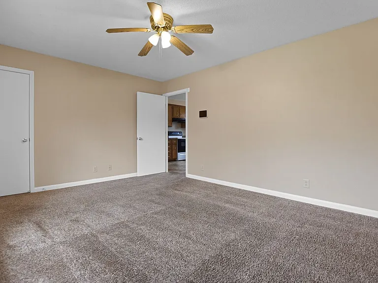 1253 Cottonwood Dr — Photo 3
