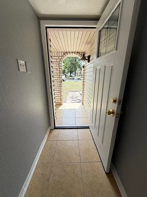 3 bed, 2.0 bath, 1030 sqft, $1,600 — Photo 2