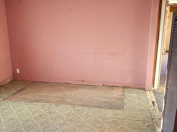 5th image of 622 S 12th St