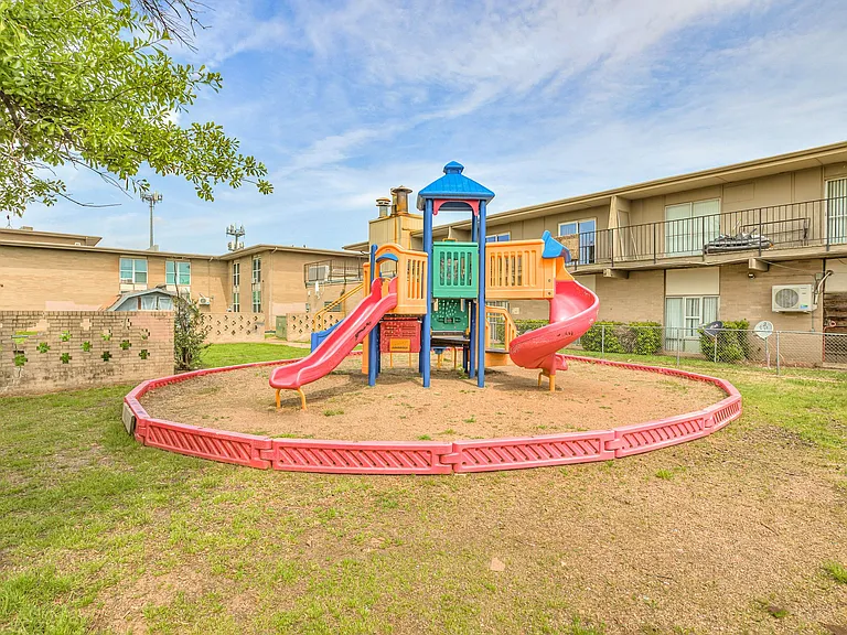 1402 SW 59th St — Photo 7
