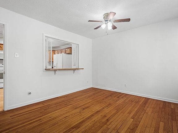 3rd image of 140 Lakeside Dr