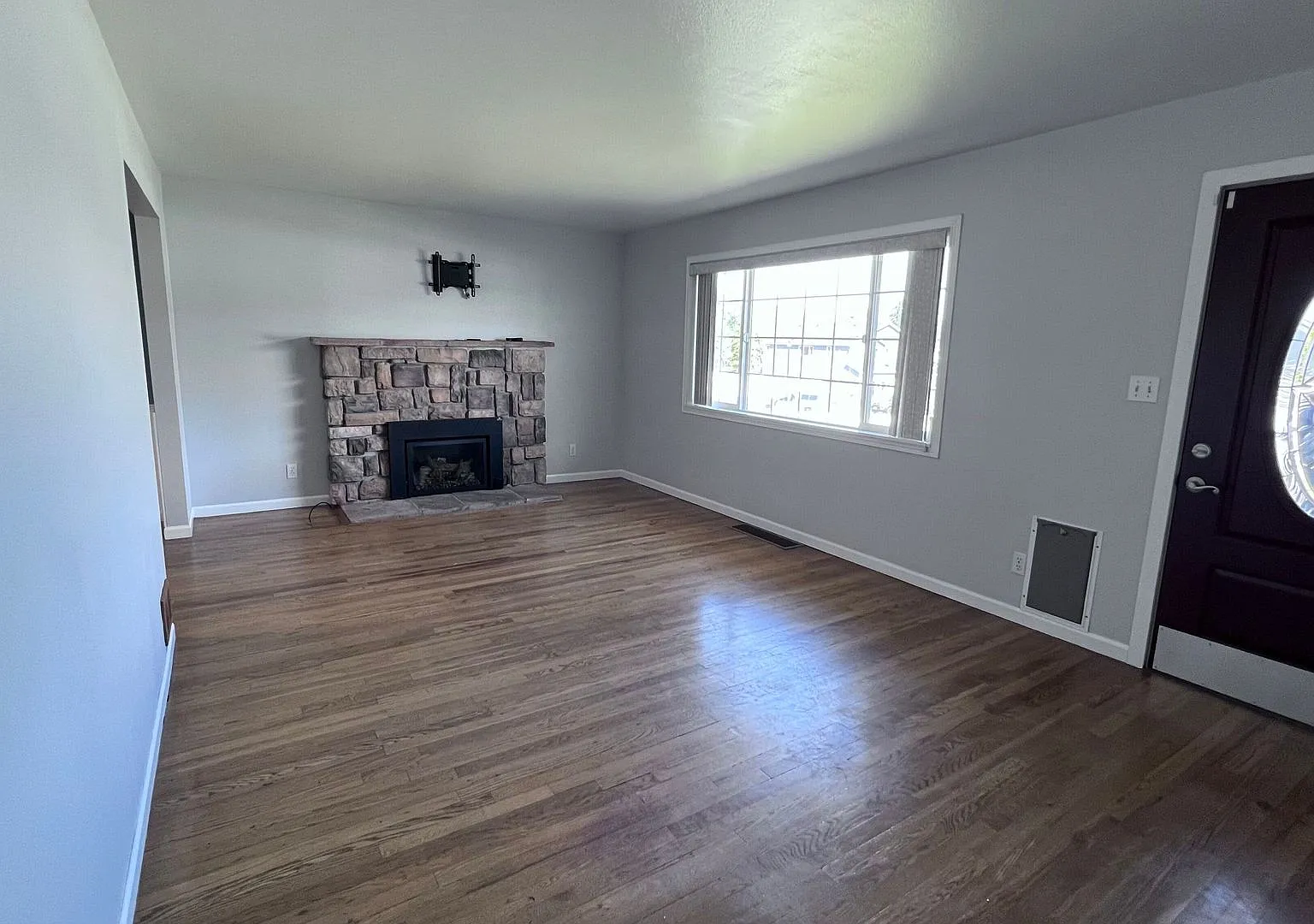 Charming 2 Bed, 2 Bath Farm-Style Home in Greenacres, WA! — Photo 4