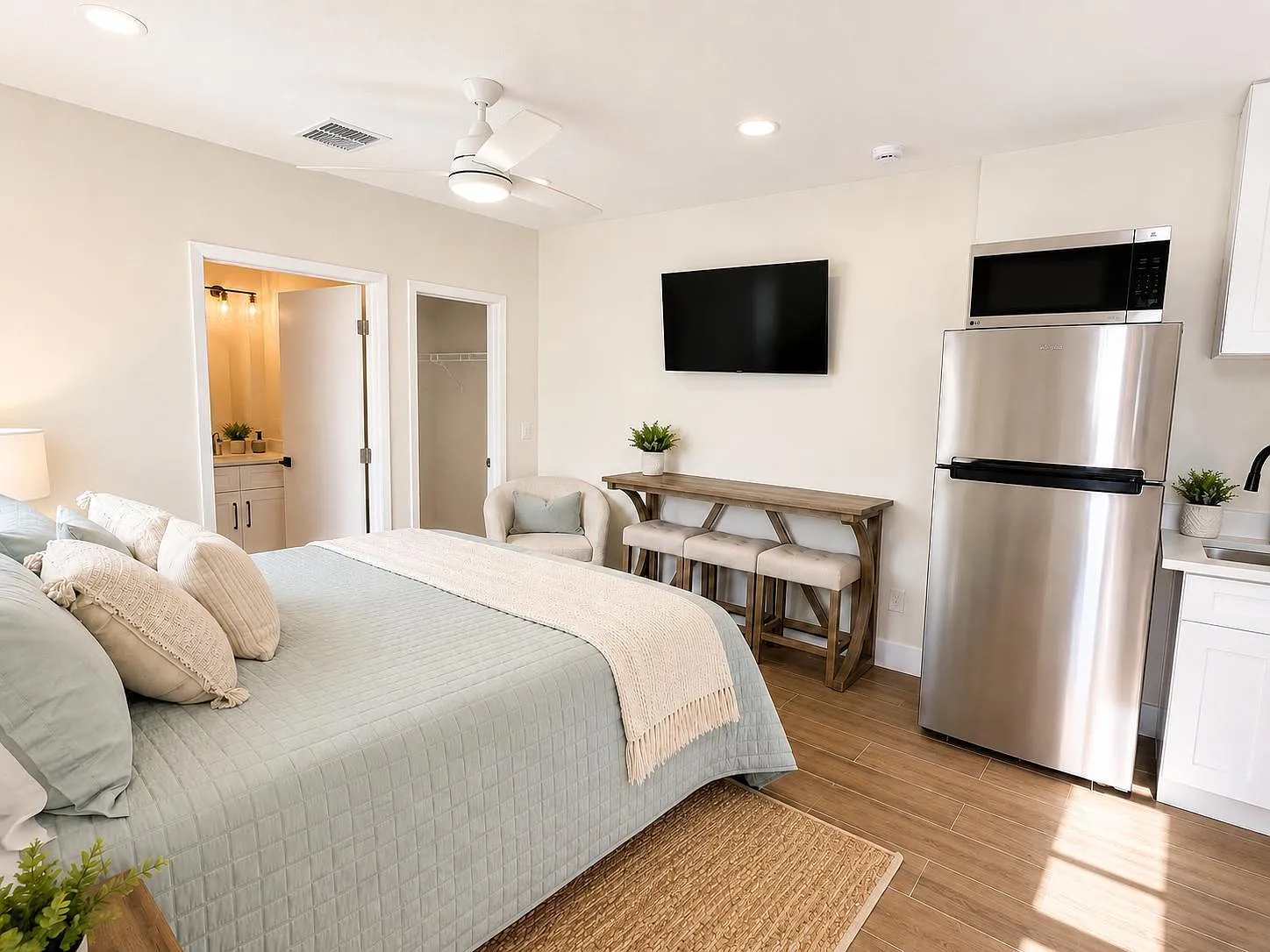 Studio, 300 sqft, $1,450 — Photo 3