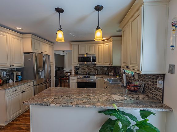 5th image of 140 Joanna Dr