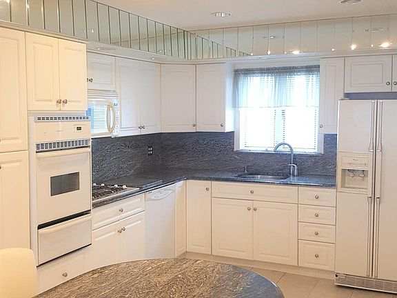 5th image of 372 Jefferson Ave #1