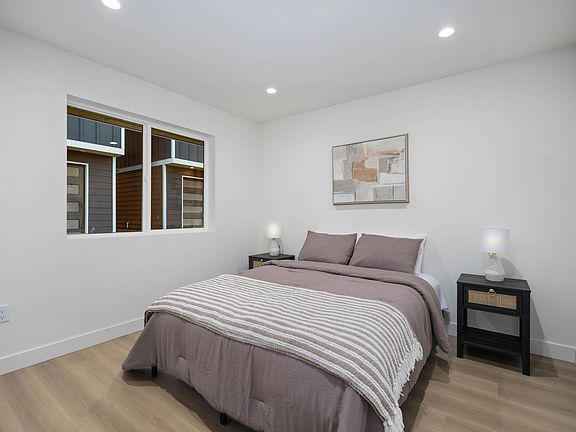 5th image of 13321 3rd Ave NE #D