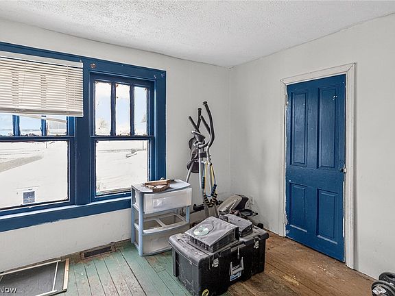 5th image of 217 Hunts Ave